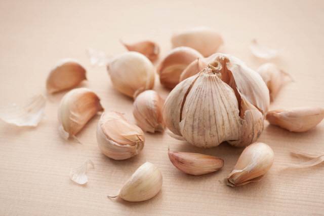 마늘에 열을 가하면 항산화물질 활성도와 폴리페놀, 플라보노이드 등의 함량이 증가하는 반면, 알리신, 수용성 비타민B·C 등이 감소할 수 있다./사진=클립아트코리아