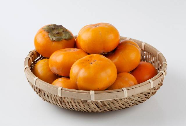 드물지만 감을 빈 속에 먹으면 위 결석이 생길 수 있다./사진=클립아트코리아