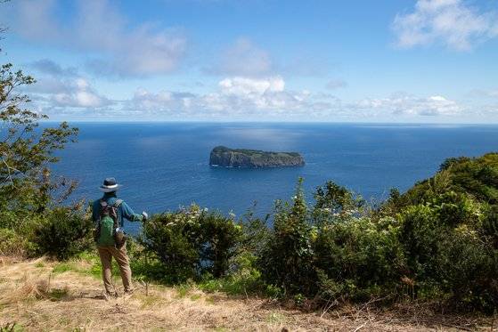 내수전 옛길에서 본 풍경. 앞에 보이는 섬은 죽도다. 최승표 기자
