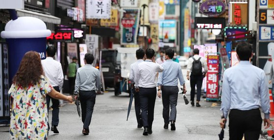 지난달 29일 서울 종로구 일대에서 직장인들이 점심식사를 위해 이동하고 있다. 뉴스1