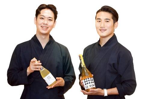 ‘전통주 소믈리에’ 김민현 씨(왼쪽)와 이성국 씨가 전통주의 매력을 소개하고 있다.  김범준  기자
