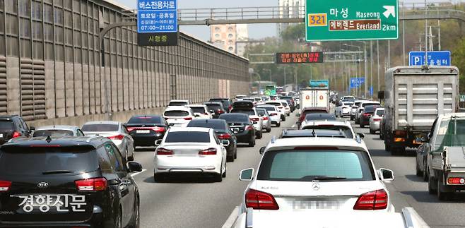 영동 고속도로에 많은 차량들이 몰리며 정체를 빚고 있다./ 김기남 기자