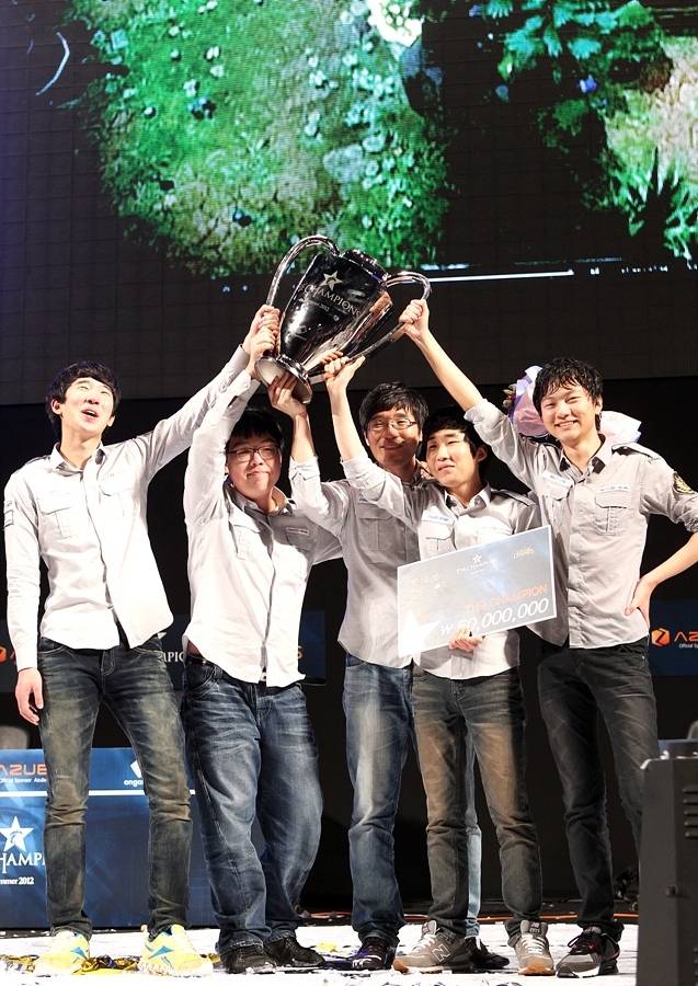 2012 LCK 서머 스플릿 우승을 차지한 Mig 프로스트. '샤이' 박상면(왼쪽 첫번째)과 '매드라이프' 홍민기(왼쪽 다섯번째)는 빛과 어둠의 시기를 함께해온 동지다. 라이엇 게임즈 제공