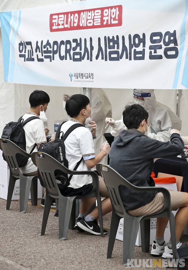 동성고 학생들이 28일 오전 서울 종로구 동성고등학교에 마련된 '학교 신속PCR검사 시범사업 운영소'에서 검체를 채취하고 있다.   사진공동취재단