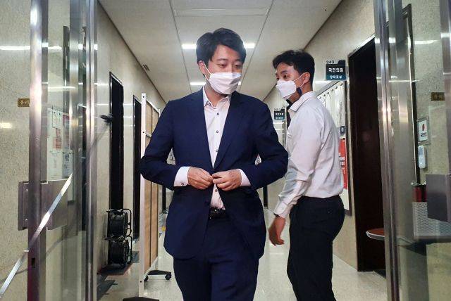 이준석 국민의힘 대표가 30일 밤 서울 여의도 국회에서 긴급 최고위원회의를 마치고 나오고 있다. 연합뉴스