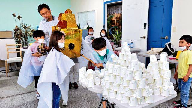 공기 대포로 종이컵으로 쌓은 성을 무너뜨리는 실험으로 여리고성을 함락시킨 여호수아를 체험하는 모습. 박은서 목사 제공