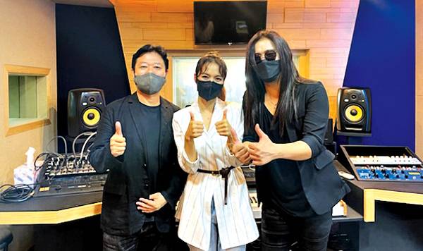 평화의 바람을 부른 가수 소향(가운데) 박완규(오른쪽)와 함께 찍은 기념사진.   하나의코리아 제공