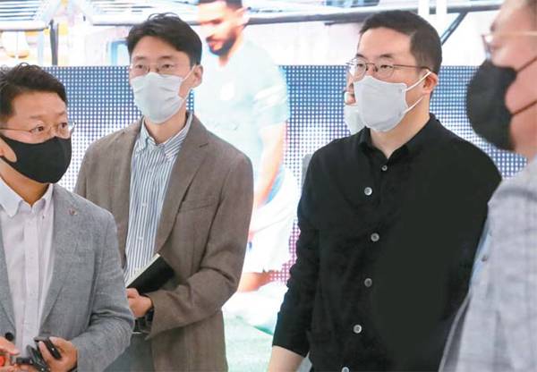 구광모 LG 회장(왼쪽 셋째)이 지난달 경기도 평택시 LG디지털파크 내 LG전자 HE연구소를 방문해 계속 대형화되고 있는 올레드(OLED) TV 현황을 점검하고 있다.  [사진 제공 = LG]