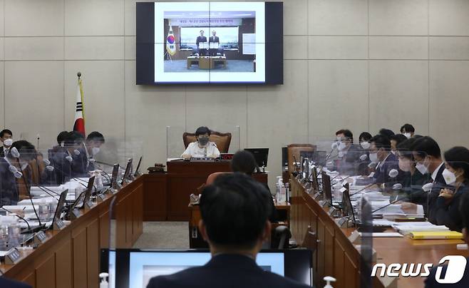 (서울=뉴스1) 구윤성 기자 = 박완수 국민의힘 의원이 1일 오후 서울 여의도 국회에서 열린 행정안전위원회 국정감사에서 전해철 행정안전부 장관에게 경기도 대장동 개발 특혜 의혹과 관련 질의를 하고 있다. 2021.10.1/뉴스1