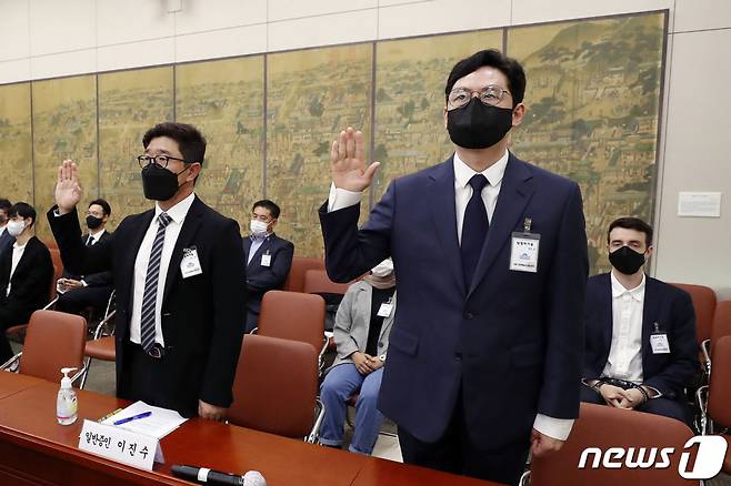 (서울=뉴스1) 구윤성 기자 = 김준구 네이버웹툰 대표(오른쪽)와 이진수 카카오엔터테인먼트 대표가 1일 오후 서울 여의도 국회에서 열린 문화체육관광위원회의 문화체육관광부에 대한 국정감사에서 증인으로 출석해 선서하고 있다. 2021.10.1/뉴스1