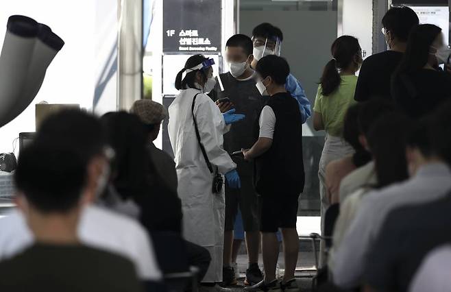 [서울=뉴시스] 정병혁 기자 = 0시 기준 국내 코로나19 신규 확진자가 2,486명으로 집계된 1일 오후 서울 강남구보건소에 설치된 코로나19 선별진료소를 찾은 시민들이 검사를 받기 위해 대기하고 있다. 2021.10.01.