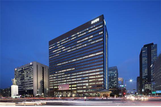 박진호 교보생명 부사장이 1일 열린 교보생명 기업 가치평가 조작 여부를 둘러싼 3차 공판 오후 공판에서 어피니티 측 변호인단을 향해 "가격을 부풀리려 허위 보고했다"고 지적했다. 사진은 교보생명 광화문 사옥./사진=교보생명