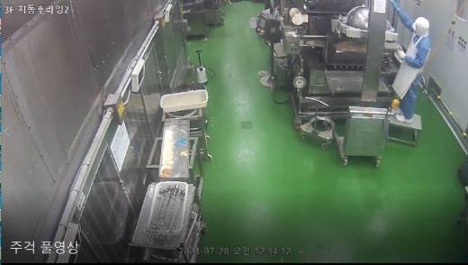 비알코리아가 공개한 던킨 안양공장 내 폐쇄회로(CC)TV 영상 일부. 비알코리아는 영상 속 직원이 고의로 주걱으로 장비를 쳐 유증기 낙하를 유도하고 있다고 주장한다./사진제공=비알코리아