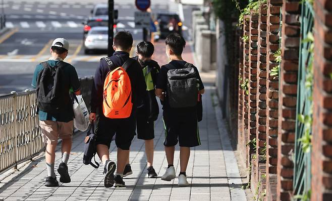 전국 유·초·중·고 2만446개교 중 1만8천615개교(91.0%)가 등교 수업을 진행 중인 가운데 23일 오후 서울 강남구 대치동의 한 중·고등학교에서 학생들이 하교를 하고 있다. 23일 교육부에 따르면 지난 16일부터 22일까지 1주간 전국에서 코로나19 양성 판정을 받은 유·초·중·고 학생은 1천46명으로, 하루 평균 149.4명꼴이다. 연합뉴스