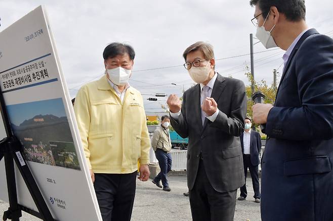 [부산=뉴시스] 허상천 기자 = 박형준 부산시장은 28일 오전 ‘15분 도시 부산 비전 투어’ 여섯 번째 방문지로 ‘역사와 충절의 고장’ 동래구를 방문, 정책 방향을 설명하고 15분 도시 실현과 아이들이 행복하고 부모가 맘 편한 ‘어린이 복합문화공간’ 조성을 위해 주민과 대화를 나눴다. 2021.09.28. (사진 = 부산시 제공) photo@newsis.com *재판매 및 DB 금지