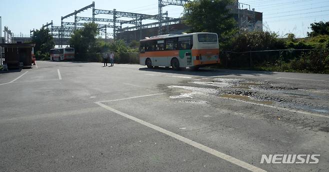 [익산=뉴시스] 김얼 기자 = 전북 전주시를 제외한 13개 시·군 민의 발인 시외·시내 버스의 만근 1일 단축 등의 조정 회의가 이어지고 있는 30일 전북 익산시 지선 환승장이 텅 비어 있다. 2021.09.30. pmkeul@newsis.com