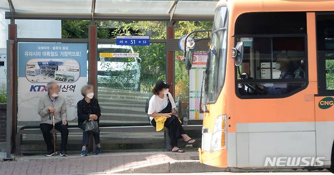 [익산=뉴시스] 김얼 기자 = 전북 전주시를 제외한 13개 시·군 민의 발인 시외·시내 버스의 만근 1일 단축 등의 조정 회의가 이어지고 있는 30일 전북 익산시의 한 버스터미널이 적막하다. 2021.09.30. pmkeul@newsis.com