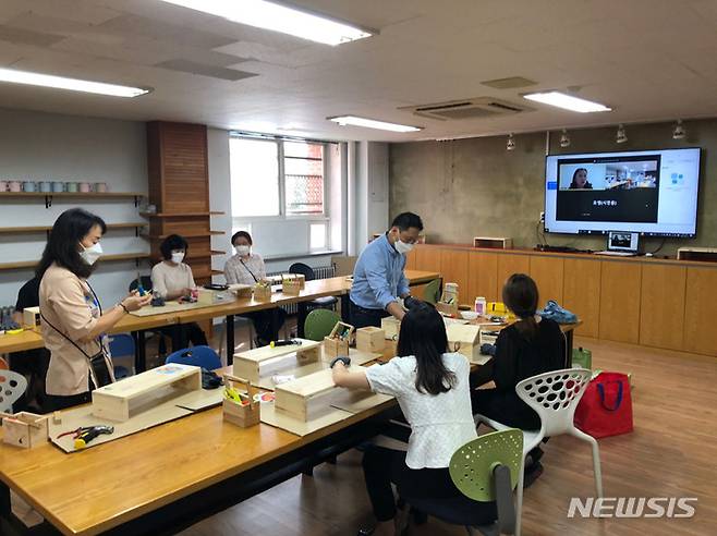 [성남=뉴시스]경기 성남 성은학교 장애학생들이 환경교육 프로그램 운영 전 교사 대상 선행 교육을 받고있다.