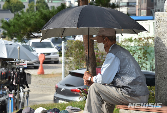 [수원=뉴시스] 김종택기자 = 지난해 10월2일 경기 수원시 팔달구 화홍문 인근 공원에서 한 어르신이 의자에 앉아 시간을 보내고 있다. 2020.10.02.jtk@newsis.com