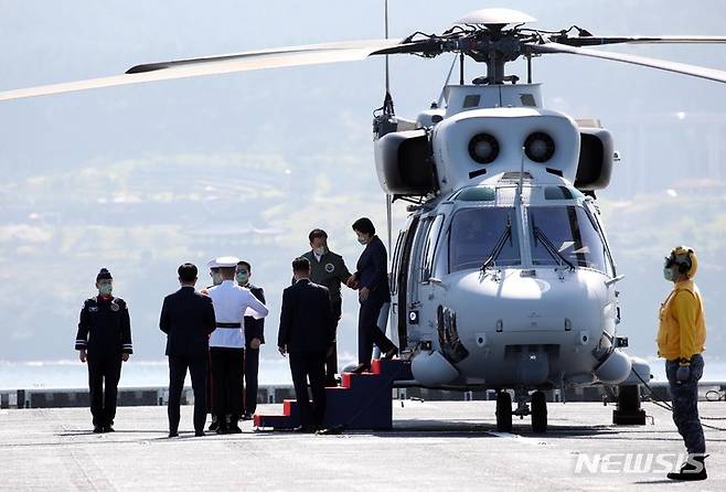 [포항=뉴시스] 김진아 기자 = 문재인 대통령과 김정숙 여사가 1일 경북 포항 영일만 해상 마라도함에서 열린 제73주년 국군의 날 기념식에 참석하기 위해 마린온 헬기에서 내리고 있다. 2021.10.01. bluesoda@newsis.com