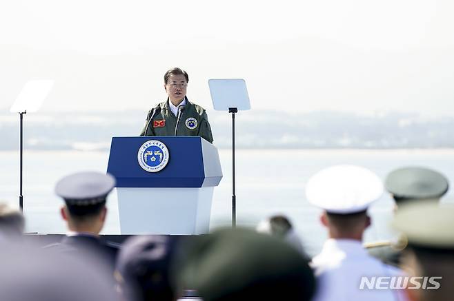 [포항=뉴시스] 김진아 기자 = 문재인 대통령이 1일 경북 포항 영일만 해상 마라도함에서 열린 제73주년 국군의 날 기념식에서 기념사를 하고 있다. 2021.10.01. bluesoda@newsis.com