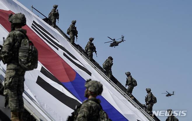 [포항=뉴시스] 김진아 기자 = 1일 오전 경북 포항 도구해안에서 제73주년 국군의 날을 기념해 합동상륙작전(작전명: Peacemaker) 시연 행사가 진행되고 있다. 2021.10.01. bluesoda@newsis.com