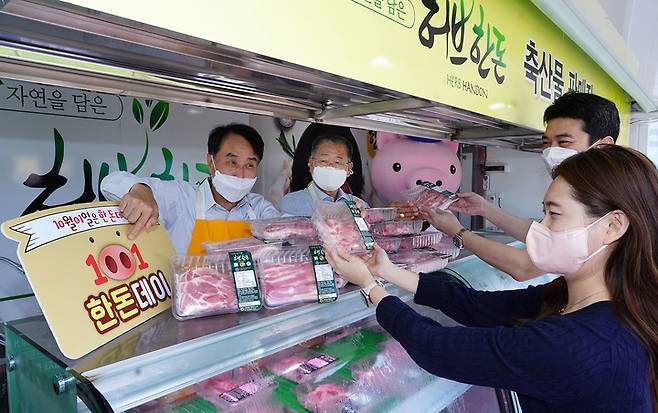 &nbsp;1일 경기 안성시 농협 안성팜랜드에서 진행한 한돈데이 기념 소비자 행사에서 판매에 나선 한돈자조금 하태식 위원장(왼쪽)과 서울경기양돈조합 이정배 조합장 *재판매 및 DB 금지