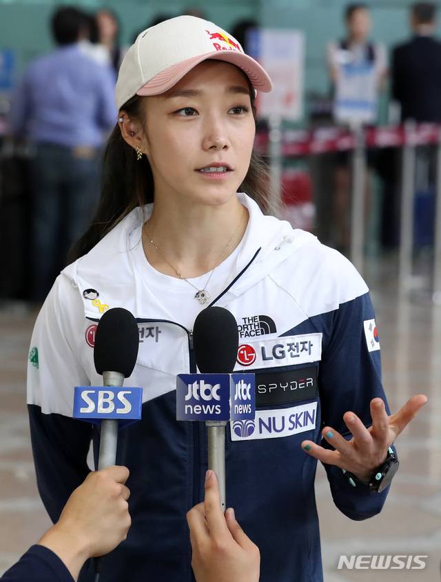 【서울=뉴시스】이영환 기자 = 6일 오후 서울 강서구 김포국제공항에서 2019 IFSC 세계선수권대회 스포츠클라이밍 대회에 출전하는 암벽여제 김자인이 출국 전 인터뷰를 하고 있다.2019.08.06. 20hwan@newsis.com