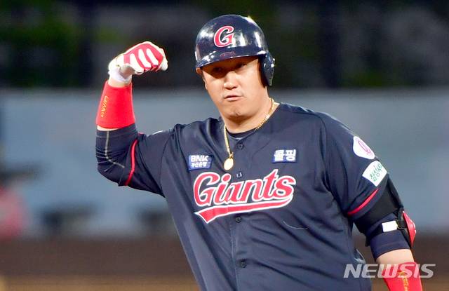 [광주=뉴시스]류형근 기자 = 13일 오후 광주 북구 광주-기아챔피언스필드에서 열린 2021프로야구 KIA 타이거즈 대 롯데 자이언츠의 경기, 3회초 무사에서 롯데 4번타자 이대호가 2루타를 친 뒤 세리머니 하고 있다. 2021.04.13. hgryu77@newsis.com