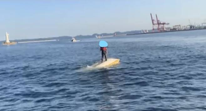 [포항=뉴시스] 강진구 기자 = 1일 오후 4시51분께 경북 포항시 영일만 북방파제 인근 해상에서 1인용 모터보트가 뒤집히는 사고가 발생했다.이날 낚시객이 신고를 받고 출동한 포항해양경찰서는 뒤집힌 보트위에 있던 A씨를 무사히 구조했다.사진은 사고 당시 전경.(사진=포항해양경찰서 제공) 2021.10.01.photo@newsis.com *재판매 및 DB 금지