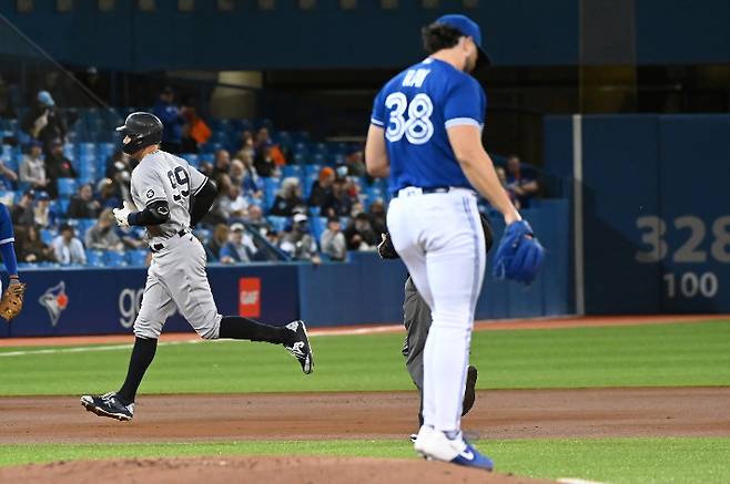 토론토 에이스 로비 레이가 뉴욕 양키스 애런 저지에게 홈런을 허용한 뒤 아쉬워하고 있다. 연합뉴스
