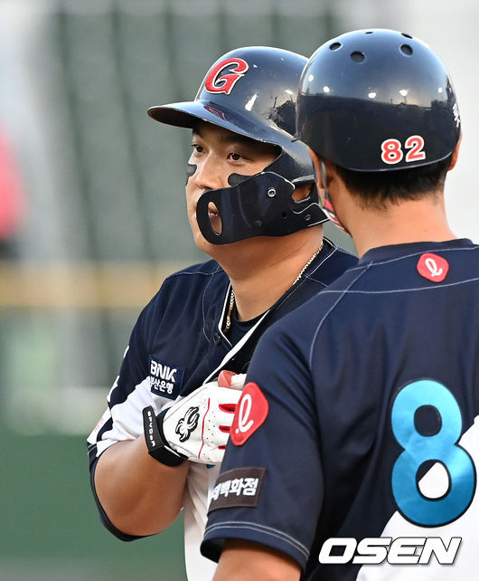 [OSEN=부산, 이대선 기자] 1일 오후 부산 사직야구장에서 ’2021 신한은행 SOL KBO 리그' 롯데 자이언츠와 KT 위즈의 더블헤더 1차전 경기가 열렸다.8회말 2사 2루에서 롯데 한동희가 좌중간 적시타를 치고 환호하고 있다. 2021.10.01 /sunday@osen.co.kr