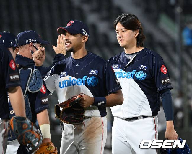 [OSEN=부산, 이대선 기자]롯데는 1일 부산 사직구장에서 열린 ‘2021 신한은행 SOL KBO리그’ 정규시즌 KT 위즈와의 더블헤더 2차전에서 3-2, 1점차 승리를 따내며 더블헤더 싹쓸이에 성공했다. 이로써 롯데는 3연승에 성공하며 시즌 56승62패4무를 마크했다. 반면 KT는 4연패에 빠지며 68승48패5무를 마크했다.경기 종료 후 롯데 김원중이 동료들과 승리의 기쁨을 나누고 있다. 2021.10.01 /sunday@osen.co.kr