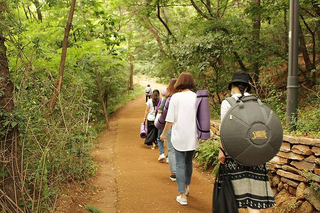 서울 양천구의 산림치유프로그램 활동 장면.양천구 제공