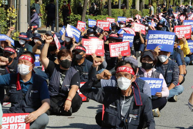 지난 30일 오전 청주시 흥덕구 송정동 SPC삼립 청주공장 앞 도로에서 민주노총 화물연대가 결의대회를 열고 있다. /연합뉴스