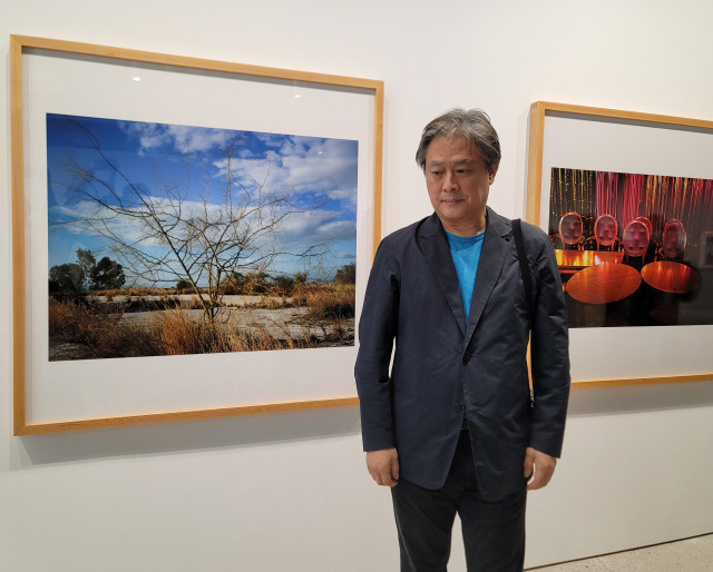 1일 국제갤러리 부산점에서 열린 개인전 '너의 표정'에 정식 사진작가로 참석한 영화감독 박찬욱. /부산=조상인기자