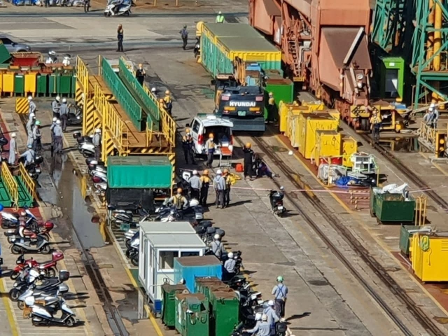 지난달 30일 한 굴착기 바퀴에 깔리는 사고를 당한 현대중공업 노동자를 태우기 위해 구급차가 대기하고 있다./사진제공=금속노조