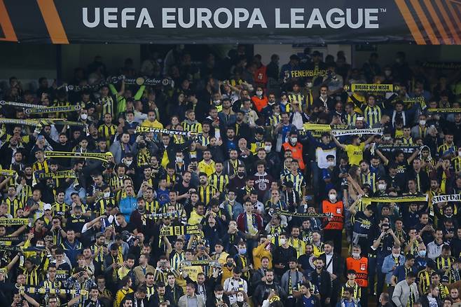 ▲ 열광적으로 응원에 나선 페네르바체 팬들 ⓒ연합뉴스/AFP