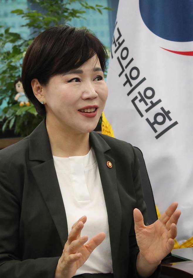 인터뷰하는 전현희 국민권익위원장 (서울=연합뉴스) 김승두 기자 = 전현희 국민권익위원장이 1일 정부서울청사에서 공익신고자보호법 시행 10주년과 관련한 인터뷰를 하고 있다.2021.10.1.  kimsdoo@yna.co.kr