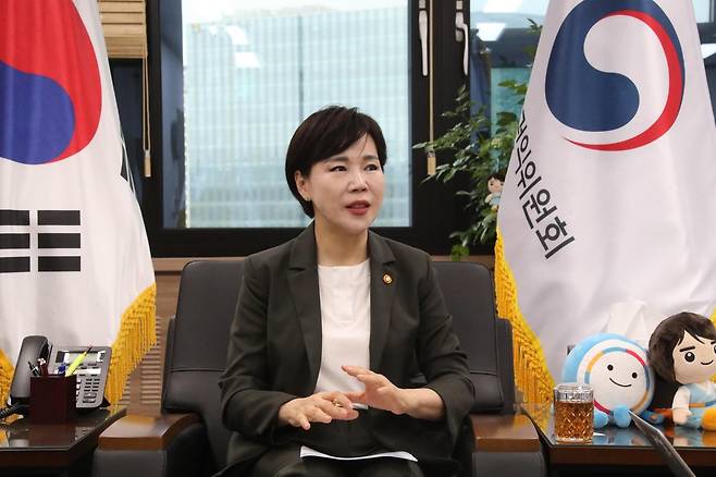 인터뷰하는 전현희 국민권익위원장 (서울=연합뉴스) 김승두 기자 = 전현희 국민권익위원장이 1일 정부서울청사에서 공익신고자보호법 시행 10주년과 관련한 인터뷰를 하고 있다.2021.10.1.  kimsdoo@yna.co.kr