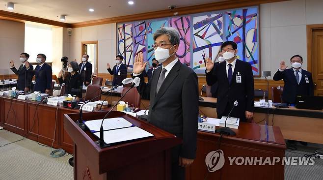 증인 선서하는 김상환 법원행정처장 (서울=연합뉴스) 김상환 법원행정처장이 1일 서울 서초구 대법원에서 열린 국회 법제사법위원회의 대법원(법원행정처), 사법연수원 등에 대한 국정감사에서 증인선서를 하고 있다.  2021.10.1 [국회사진기자단] jeong@yna.co.kr