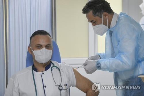 코로나19 백신을 접종하는 루마니아 의료진  [AP=연합뉴스]