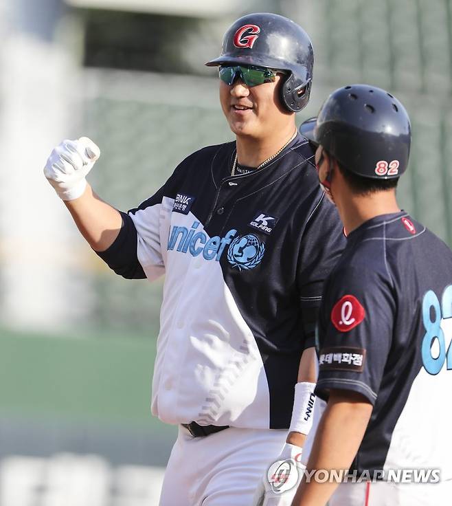 롯데 이대호, 역대 14번째 2천안타 달성 (부산=연합뉴스) 강덕철 기자 = 1일 부산 사직구장에서 열린 2021 KBO 프로야구 kt 위즈와 롯데 자이언츠 더블헤더 1차전. 3회 말 1사 롯데 이대호가 우전안타를 치고 1루에서 기뻐하고 있다. 2021.10.1 kangdcc@yna.co.kr