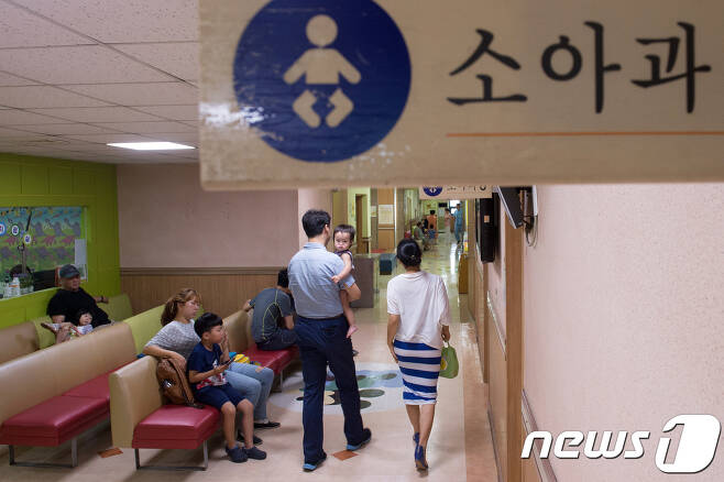 26일 오전 서울 용산구의 한 아동병원에서 어린이 환자들과 가족들이 진료를 기다리고 있다. 2017.7.26/뉴스1 © News1 이승배 기자