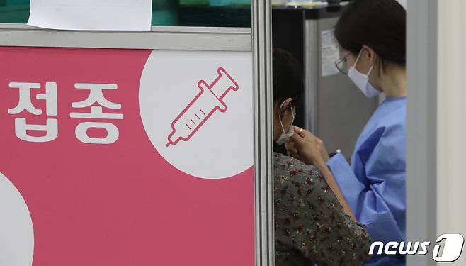 전북지역 백신 접종률은 2일 0시 기준 1차 78.39%, 2차 56.06%로 집계됐다.2021.10.2/뉴스1