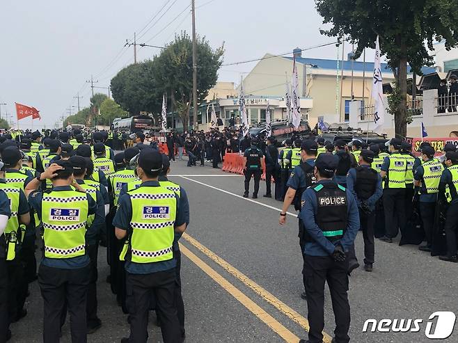 2일 오전 광주 광산구 호남샤니 광주공장 앞에서 화물연대 조합원들이 공장 진출입로를 막고 있는 가운데 경찰이 만일의 사대를 대비하고 있다.(민주노총 광주본부 제공) 2021.10.2© 뉴스1