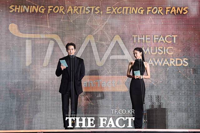 2일 오후 인천 중구 파라다이스시티 플라자에서 열린 '2021 TMA'에서 김범(왼쪽)과 손나은이 '올해의 아티스트' 시상자로 나섰다. /인천=이선화 기자