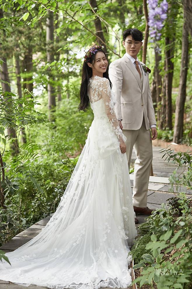 사진 : 웨딩드레스 이명순웨딩드레스,&nbsp;슈트 스플렌디노,&nbsp;포토그래퍼 정우(로미오프렌즈),&nbsp;영상 웨딩미,&nbsp;헤어 이혜진 (정샘물인스피레이션이스트점),&nbsp;메이크업 장정금 (정샘물인스피래이션이스트점),&nbsp;스타일리스트 정민경(퍼스트비주얼),&nbsp;웨딩디렉팅 봉드(해피메리드컴퍼니),&nbsp;플라워 닉스플로스,&nbsp;제품협찬 디바이디