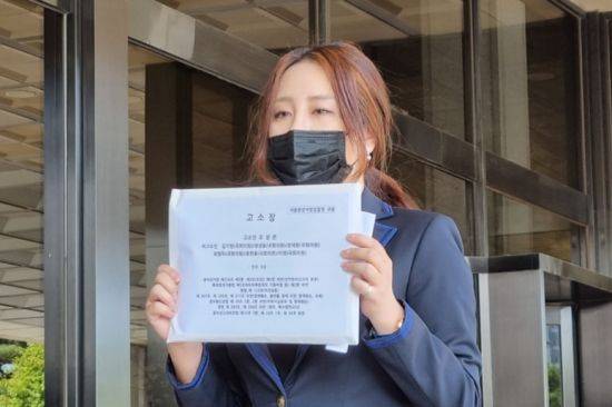 서울중앙지검에 고소장 제출하는 조성은 씨. [사진=연합뉴스]