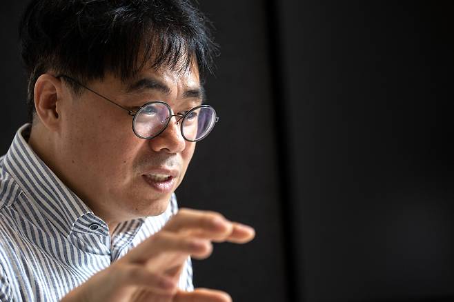 참여연대를 탈퇴해 ‘경제민주주의 21’이라는 시민단체를 이끌고 있는 김경율 회계사는 “우리 사회의 좌우(左右) 구분은 매우 작위적”이라고 쓴소리 했다. “둘 다 도덕적 기반도 없으면서 그저 모양내기식으로 좌우를 가르죠. 최소한의 양심도 갖추지 않고, 만날 거짓말만 해대면서.”/이신영 영상미디어 기자